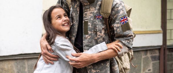 Счастливого воссоединения британского солдата и его маленькой дочери
 - Фото, изображение