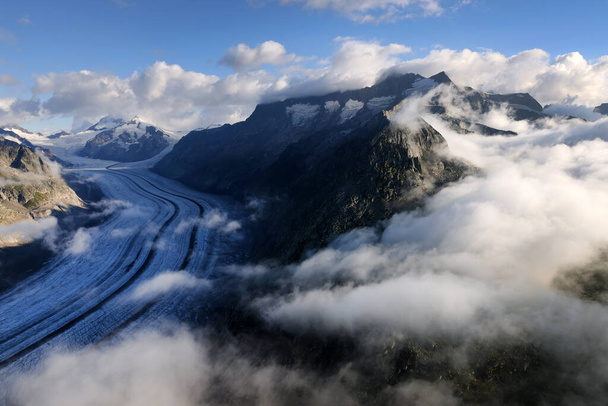 Zomer panoramisch uitzicht op de gletsjer van Aletsch vanaf Eggishorn Peak, in Berner Oberland,, Zwitserland, Europa - Foto, afbeelding