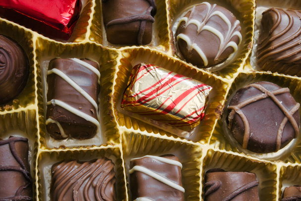 Close-up opname van een doos melkchocolade - vlak uitzicht vanaf boven naar beneden kijkend - Foto, afbeelding