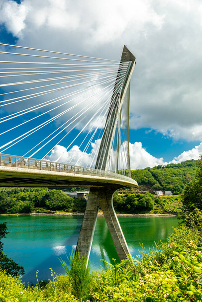 En el camino a través del oeste de Francia hasta el Pont de Trnez en la hermosa Bretaña - Francia - Foto, imagen