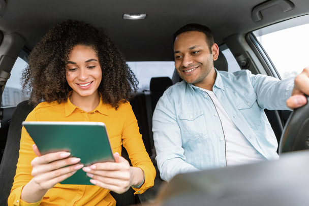 Couple de la famille du Moyen-Orient en voiture utilise l'application de navigation sur tablette numérique, naviguer sur la route avec la navigation GPS en ligne, profiter de l'automobile et de la technologie informatique - Photo, image