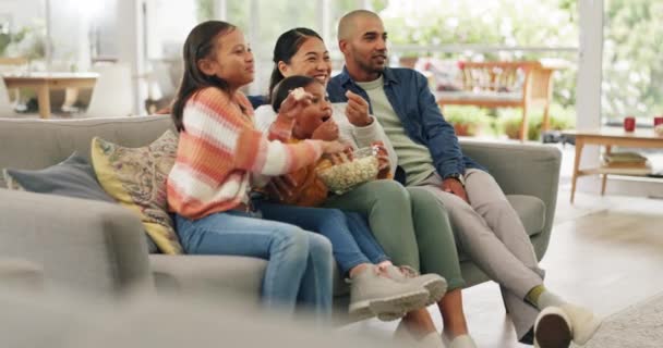 Támogatás, ünneplés és popcorn egy család tévézni együtt egy kanapén a nappaliban az otthonukban. Gyerekek, szülők és streaming előfizetéses szolgáltatás boldog sport rajongók éljenzés. - Felvétel, videó