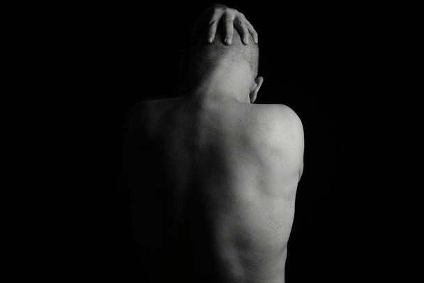 ciało ekspresja ciało ruchy mężczyzna w czerni i bieli zdjęcie grzywny sztuka sylwetka ekspresja - Zdjęcie, obraz