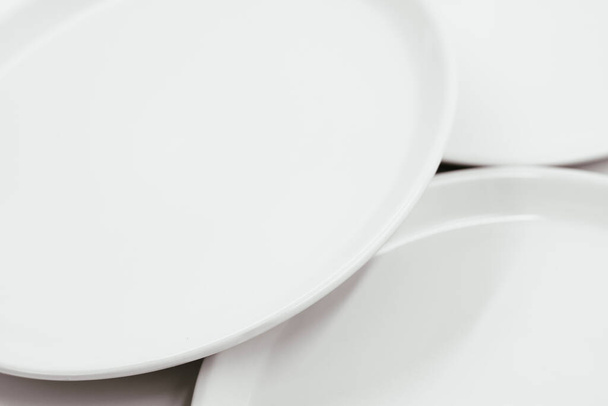 Белая круглая тарелка на белом фоне копировального пространства. Высокое качество фото - Фото, изображение