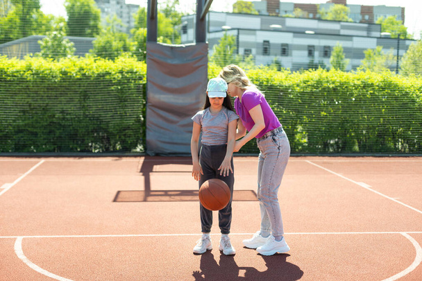 madre e hija jugando baloncesto
 - Foto, Imagen