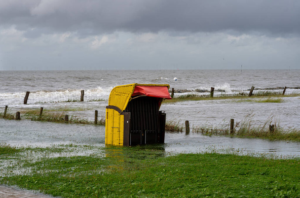 Chaises de plage à la plage d'Altenbruch près de Cuxhaven en Allemagne. Plage inondée après une tempête estivale le 7 août 2023. - Photo, image