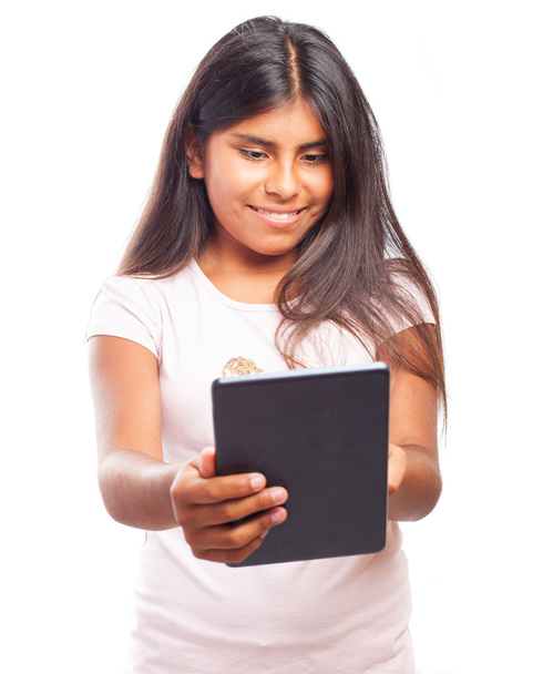 Chica mirando en su tableta
 - Foto, imagen