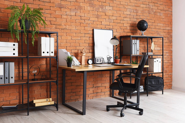 Büroinnenraum mit Arbeitsplätzen und Regalen - Foto, Bild