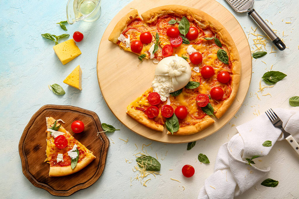 Ahşap tahtalar üzerinde Burrata peyniri olan lezzetli pizzalar. - Fotoğraf, Görsel