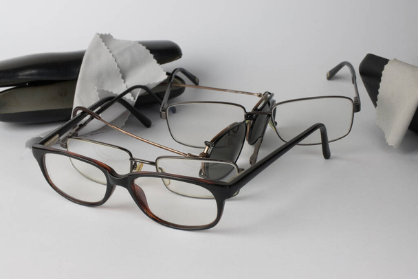 Купка старих рецептурних окулярів - Фото, зображення