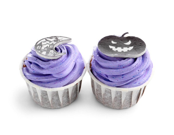 Verschiedene leckere Halloween-Cupcakes mit Dekor auf weißem Hintergrund - Foto, Bild