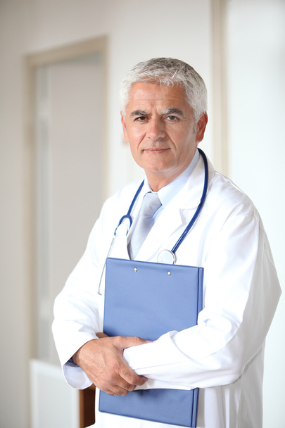 Doctor standing in hall - Foto, afbeelding
