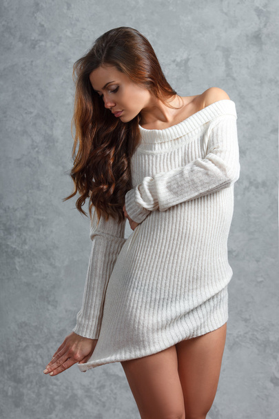 Beautiful young brunette woman in sweater - Foto, afbeelding