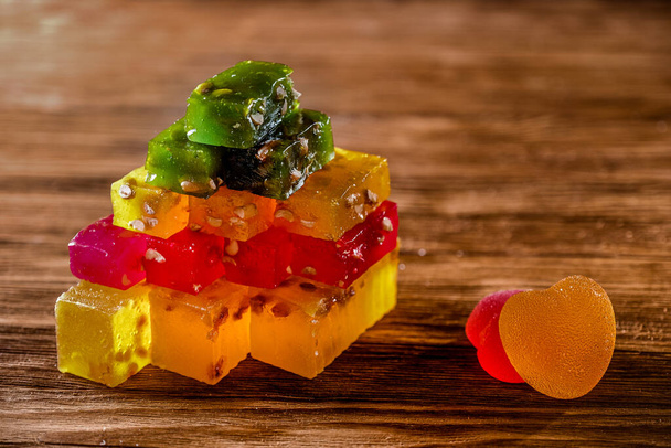 Marmelade de fruits multicolore sur une table en bois. - Photo, image