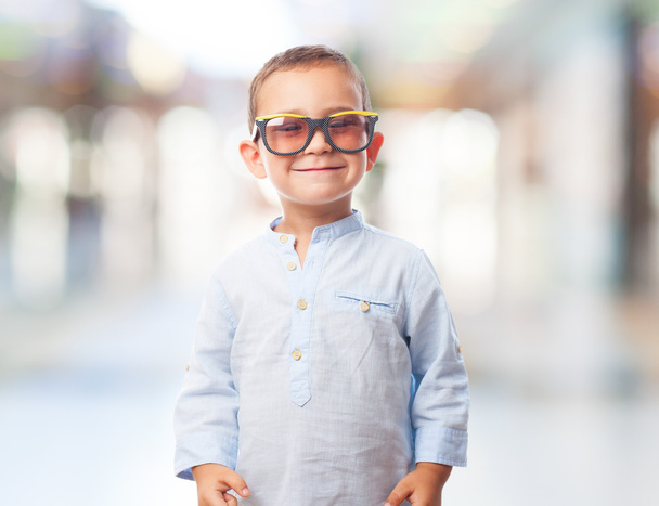Niño en gafas de sol retro
 - Foto, imagen