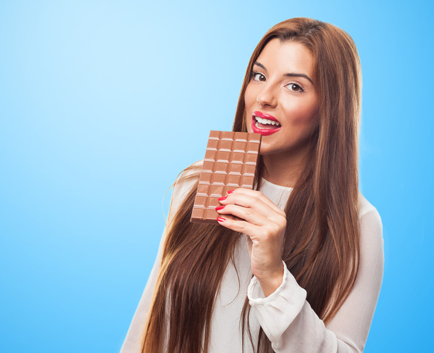 Жінка тримає шоколадний бар
 - Фото, зображення