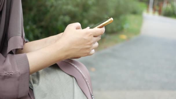 közelről a nők kezében intelligens telefon. - Felvétel, videó