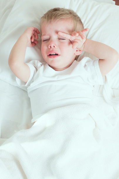 chłopiec chory maluch płacze w łóżku - Zdjęcie, obraz