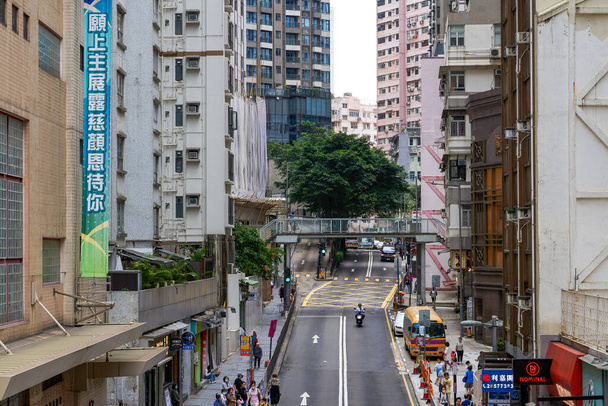 Carreteras bulliciosas y edificios altos en Hong Kong - Foto, imagen