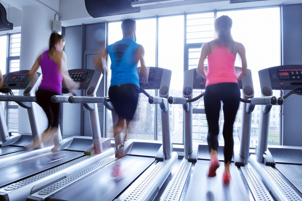 People running on treadmills - Foto, afbeelding