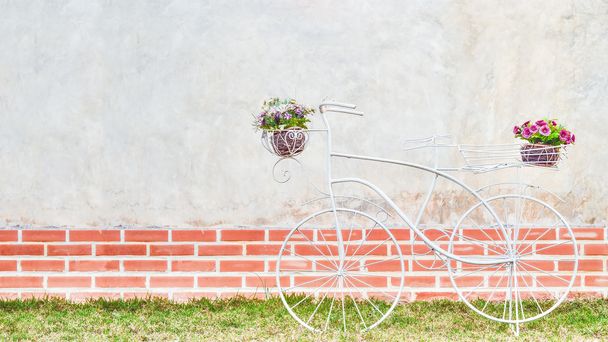 Bicicleta clásica para decorar el hogar y jardín
 - Foto, Imagen