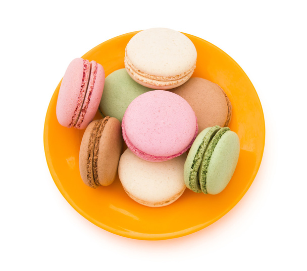 Macaron colorati su piastra con percorso di ritaglio - Foto, immagini