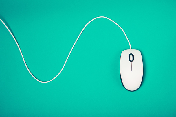 počítačová myš na smaragdové pozadí - Fotografie, Obrázek