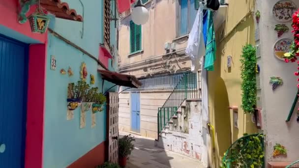 Вид на вузьку вулицю кольорового будинку, з традиційним оздобленням кераміки міста В'єтрі-суль-Маре, узбережжя Амальфі, Італія. Барвисті будинки та вулиця у В'єтрі-Сул-Маре в Кампанії, Італія - Кадри, відео