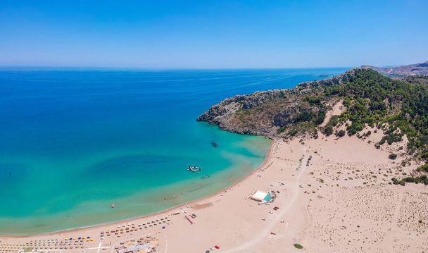 Aves aéreas olho vista drone foto Tsambika praia perto de Kolympia na ilha de Rodes, Dodecaneso, Grécia. Panorama ensolarado com praia de areia e água azul clara. Destino turístico famoso no sul da Europa
 - Foto, Imagem