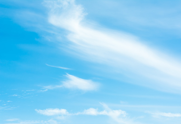 obraz przejrzystego nieba z białymi chmurami w ciągu dnia do wykorzystania w tle . - Zdjęcie, obraz