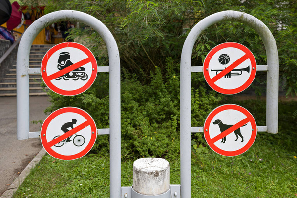 Κυκλοφορίας πινακίδες, δεν πατινάζ, δεν ποδηλασία, δεν κορνάρουν, δεν υπάρχει είσοδος με τα σκυλιά, Bardejov, Σλοβακία. - Φωτογραφία, εικόνα