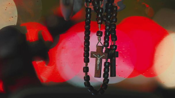 Regentonnenfahrt mit Christenkreuz, das in der Windschutzscheibe hängt - Foto, Bild