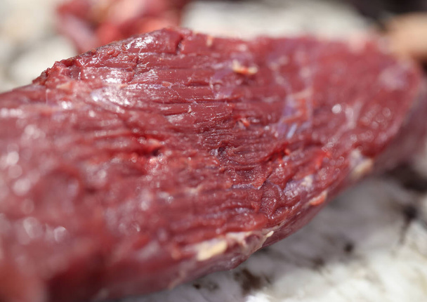 Свежий кусок мяса. Концепция мясных блюд - Фото, изображение