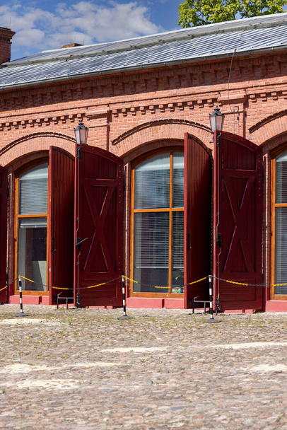 Lodz, Polonia - 4 maggio 2023: Stazione dei pompieri nella zona Ksiezy Mlyn (Priest's Mill), complesso urbano in edifici restaurati della più grande fabbrica tessile ottocentesca della città - Foto, immagini