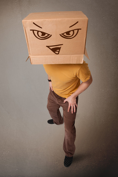 Jovem gesticulando com uma caixa de papelão em sua cabeça com f mal
 - Foto, Imagem