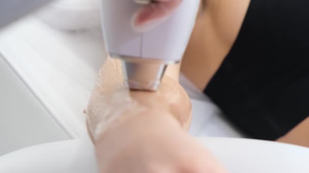 Profesionální kosmetička odstraňuje vlasy na krásných ženských rukou pomocí laseru. Epilace na ruce, laserový zákrok na klinice. Zavřít. - Záběry, video