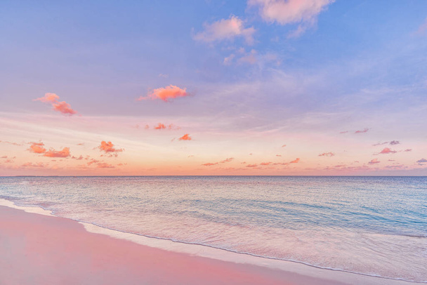 Пляжний захід сонця. Прекрасний панорамний пейзаж, барвисті золоті хмари заходу сонця. Крупним планом спокійне море з хвилями м'яко спалахує на піщаному пляжі. Дивовижний краєвид сходу сонця, літня природа, мирне узбережжя - Фото, зображення