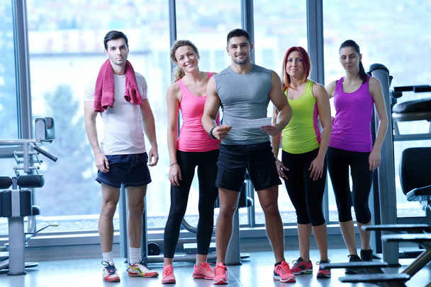 Ομάδα ανθρώπων άσκηση στο γυμναστήριο - Φωτογραφία, εικόνα