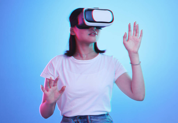 Γυαλιά, εικονική πραγματικότητα και γυναίκα σε φουτουριστικό metaverse, 3d παιχνίδια στην εκπαίδευση ή ψηφιακή e μάθηση. Νέος ή μαθητής σε VR, υψηλής τεχνολογίας ή όρασης με νέον και μπλε φόντο, στούντιο. - Φωτογραφία, εικόνα