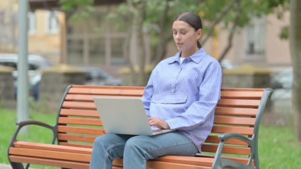 Spanyol nő nyakfájdalommal Laptop Kültéri munka - Felvétel, videó