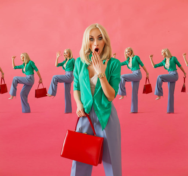 Shopaholic šokované blondýny žena drží červenou tašku na růžovém pozadí, nakupování, prodej, černá pátek koncept - Fotografie, Obrázek