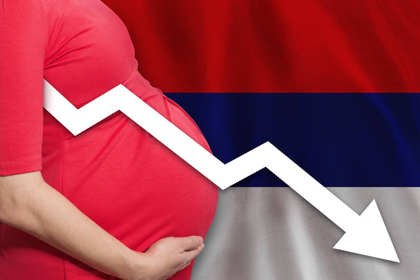 Servische zwangere vrouw op Servische vlag achtergrond. dalend vruchtbaarheidscijfer in Servië - Foto, afbeelding