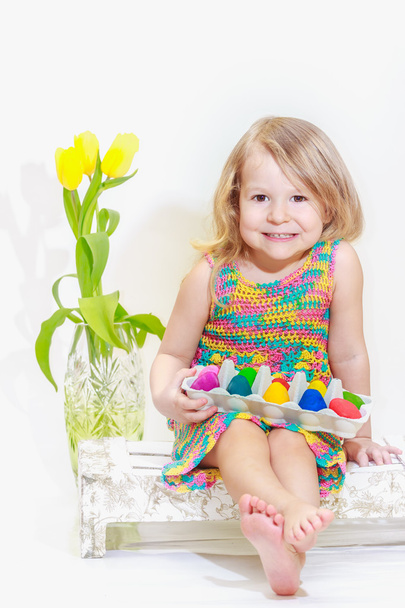 イースターの女の子の着色された卵の腕の中 - 写真・画像