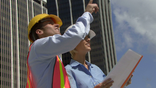 Trabajadores de la construcción en un sitio
 - Metraje, vídeo