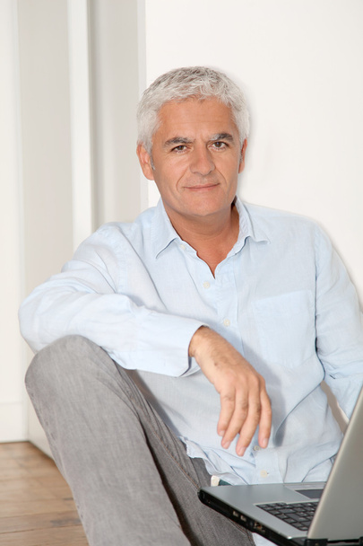 Senior man with laptop - Valokuva, kuva