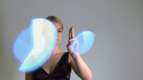 dokunmatik ekran duvar kadın hareketli grafikler - Video, Çekim