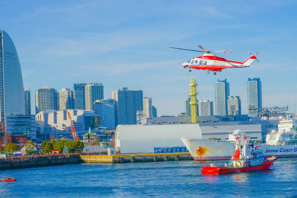消防艇と防災ヘリコプター。 撮影場所:神奈川県横浜市 - 写真・画像