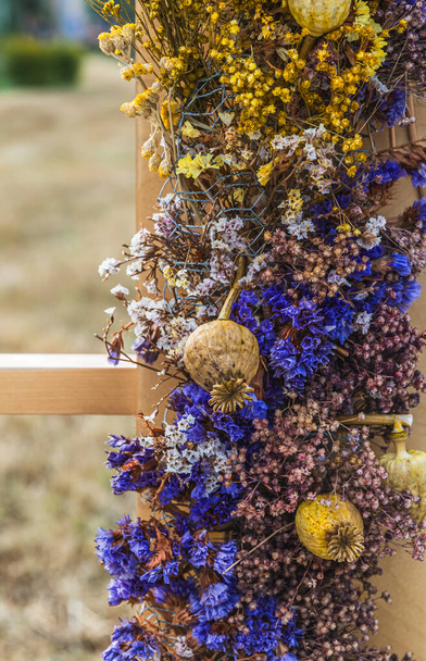 Piękna ozdoba suszonych kwiatów na drewnianej belce, pionowa - Zdjęcie, obraz