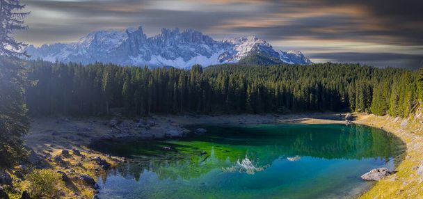 Lago di Carezza (Karersee), kaunis järvi dolomiiteissa, Trentino Alto Adige, Italia
 - Valokuva, kuva