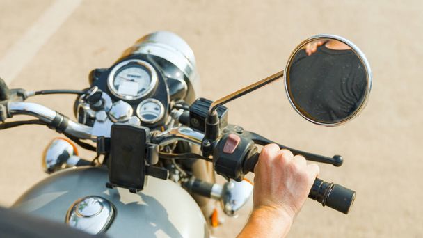 mans manos controlando una motocicleta de cerca. Foto de alta calidad - Foto, Imagen